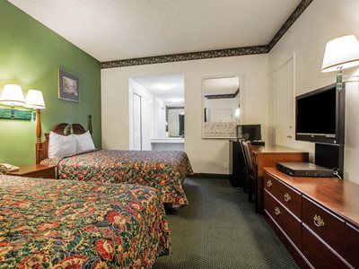 Rodeway Near Melrose Ave Inn 2*